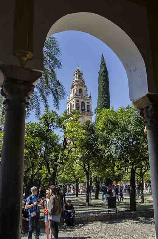 Córdoba 027 - Mezquita Catedral - patio de los Naranjos y campanario.jpg